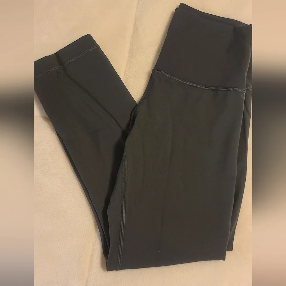 Lululemon Women's Wunder Under Crop Leggings 21" inseam, size 4 in dark gray - Picture 3 of 7